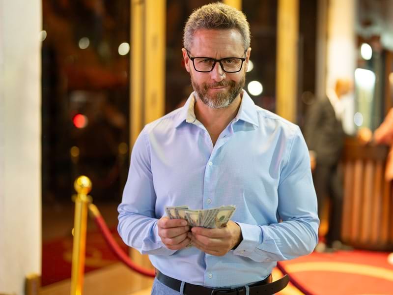 Sugar Daddy en partner genieten van een luxe diner